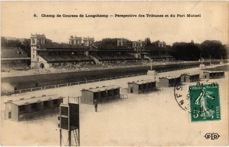 Carte postale ancienne Champ de Courses de Longchamp - Perspective des Tribunes et du Pari Mutuel à Paris 16e