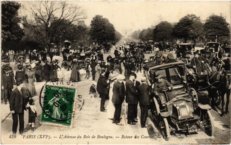Carte postale ancienne L'Avenue du Bois de Boulogne - Retour des Courses à Paris 16e