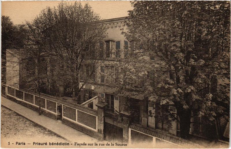 Carte postale ancienne Prieuré bénédictin - Façade sur la rue de la Source à Paris 16e