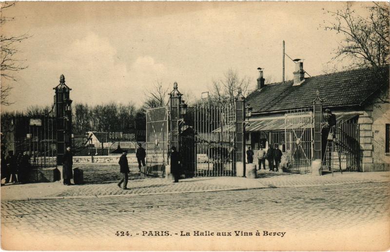 Carte postale ancienne Paris 12e Halle aux Vins Bercy à Paris 12e