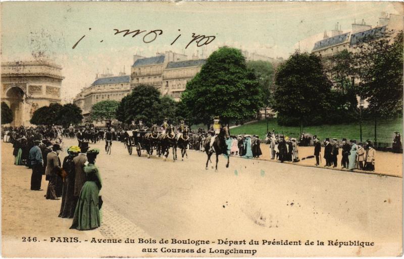 Carte postale ancienne Avenue du Bois de Boulogne - Départ du Président de Ia République aux Courses de Longchamp à Paris 16e