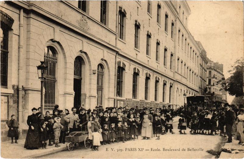 Carte postale ancienne Paris 11e Bd de Belleville Ecole à Paris 11e