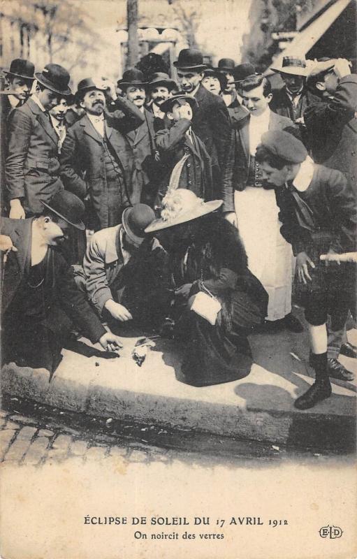 Carte postale ancienne Paris - Eclipse De Soleil Du 17 Avril 1912 - On Noircit Des Verres à Paris