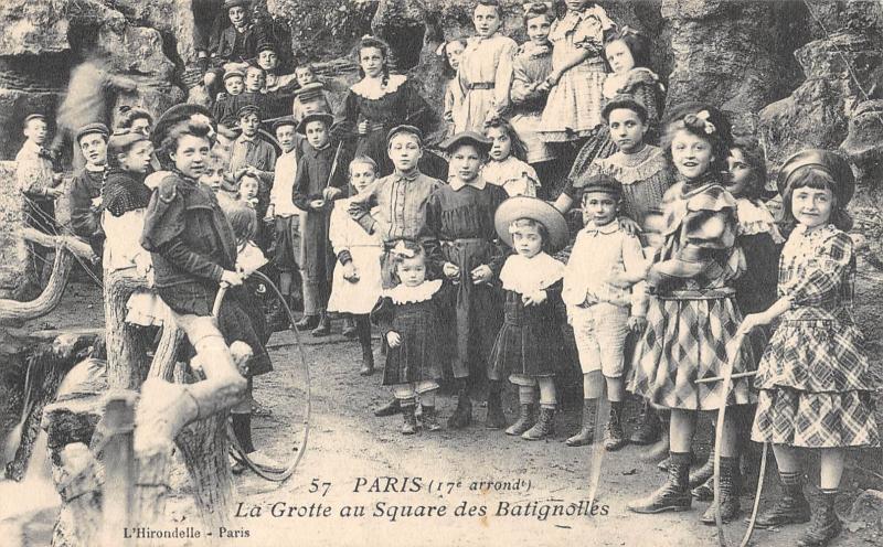 Carte postale ancienne La Grotte au Square des Batignolles à Paris 17e