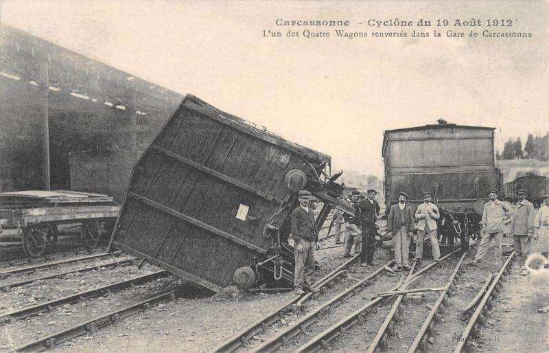 Carte postale ancienne Carcassonne - Cyclone Du 19 Aout 1912 - L'Un Des Quatre Wagons Renverses à Carcassonne