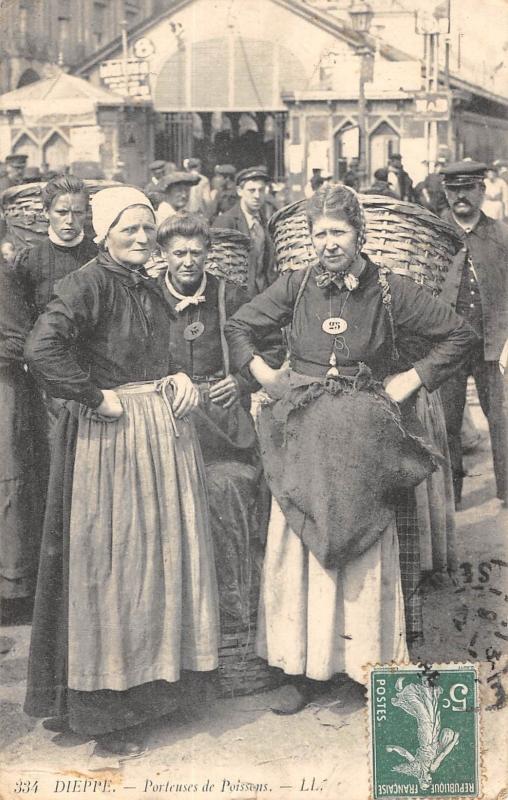 Carte postale ancienne Dieppe - Porteuses De Poissons à Dieppe