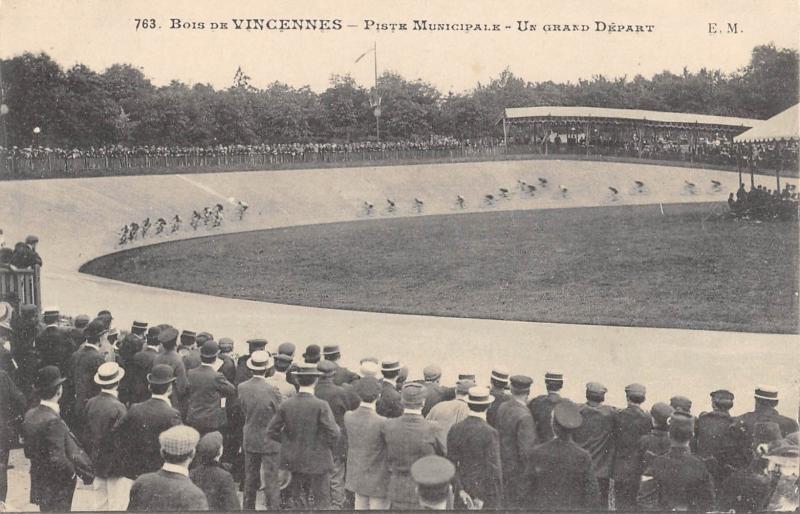 Carte postale ancienne Bois De Vincennes - Piste Municipale - Un Grand Depart à Vincennes
