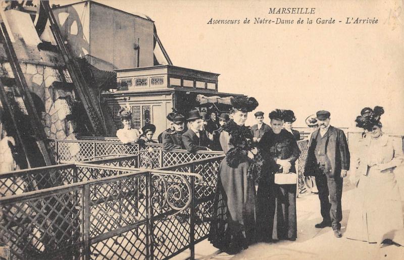 Carte postale ancienne Marseille - Ascenseurs De Notre Dame De La Garde - L'Arrivee à Marseille