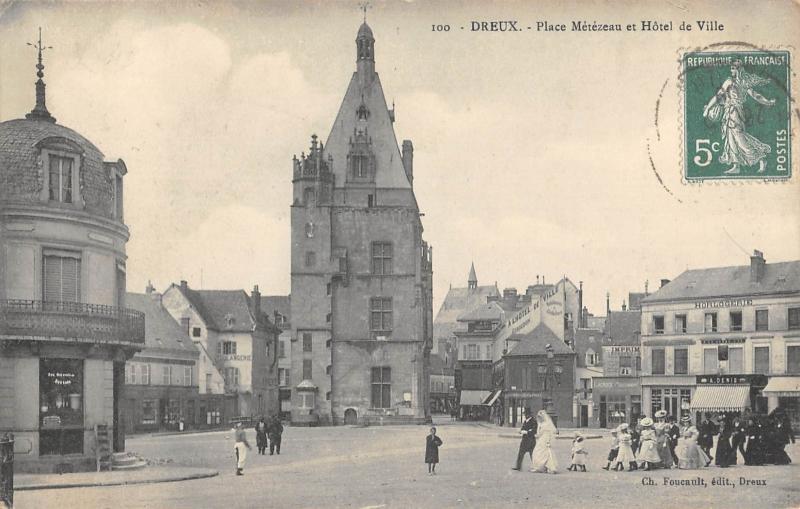 Carte postale ancienne Dreux - Place Metezeau Et Hotel De Ville à Dreux