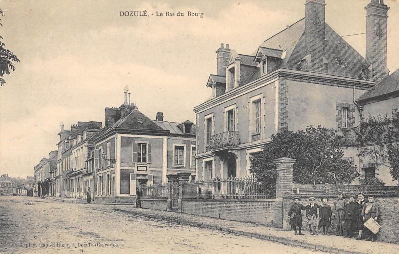 Carte postale ancienne Dozule - Le Bas Du Bourg à Dozulé