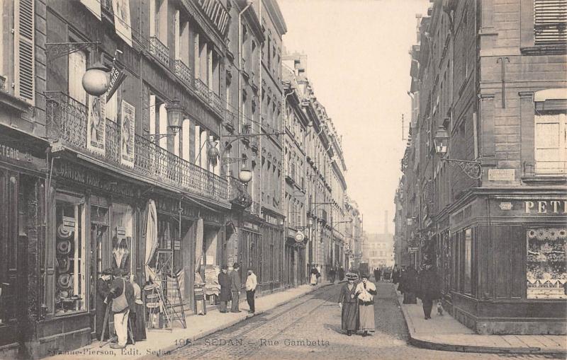 Carte postale ancienne Sedan - Rue Gambetta à Sedan