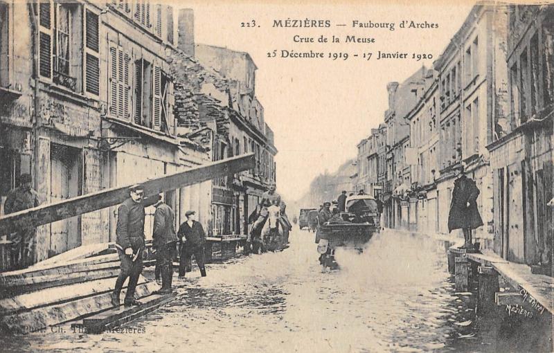 Carte postale ancienne Mezieres - Faubourg D'Arches - Crue De La Meuse 1919