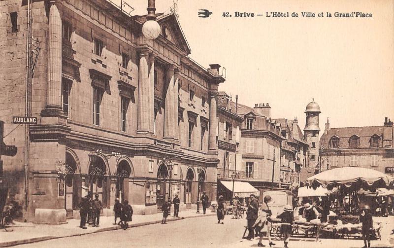 Carte postale ancienne Brive - L'Hotel De Ville Et La Grand Place