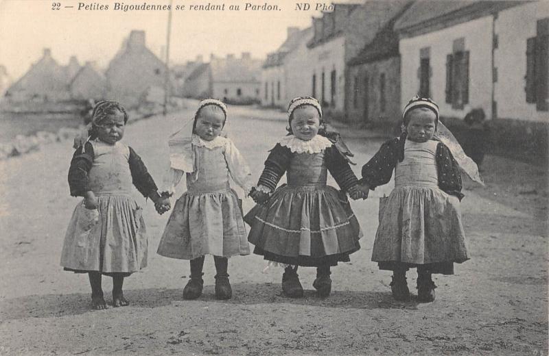 Carte postale ancienne Petites Bigoudennes Se Rendant Au Pardon