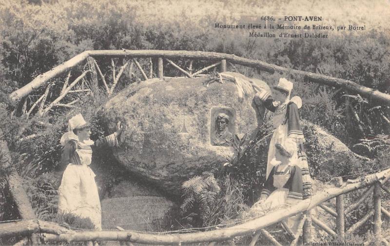 Carte postale ancienne Pont Aven - Monument Eleve A La Memoire De Brizeux - Medaillon Dalodier à Pont-Aven