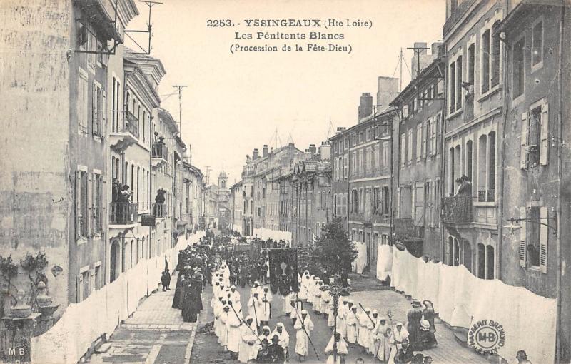 Carte postale ancienne Yssingeaux - Les Penitents Blancs - Procession De La Fete Dieu à Yssingeaux