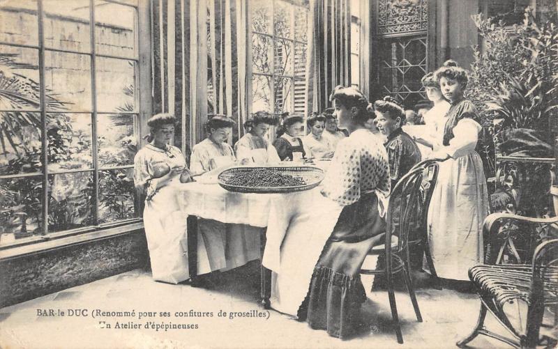 Carte postale ancienne Bar Le Duc - Un Atelier D'Epepineuses à Bar-le-Duc