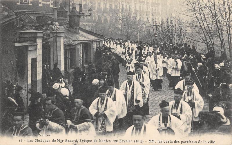 Carte postale ancienne Les Obseques De Mgr Rouard Eveque De Nantes 1914 - Les Cures à Nantes