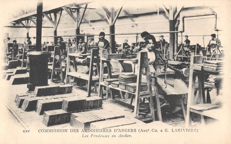 Carte postale ancienne Commission Des Ardoisieres D'Angers - Les Fendeuses En Atelier à Angers