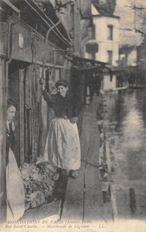 Carte postale ancienne Paris - Inondations 1910 - Marchande De Legumes Rue Saint-Charles à Paris
