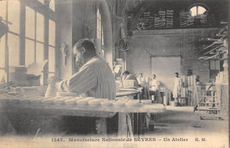 Carte postale ancienne Paris - Manufacture De Sevres - Un Atelier à Paris