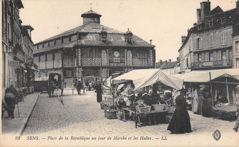 Carte postale ancienne Sens - Place De La Republique Un Jour De Marche Et Les Halles à Sens
