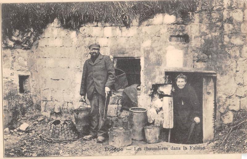 Carte postale ancienne Dieppe - Les Chaumieres Dans La Falaise à Dieppe