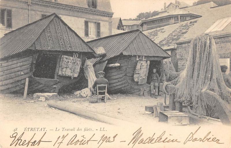 Carte postale ancienne Etretat - Le Travail Des Filets à Étretat