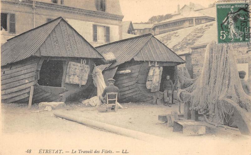 Carte postale ancienne Etretat - Le Travail Des Filets à Étretat