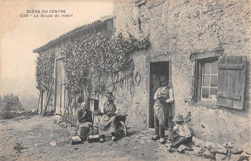 Carte postale ancienne Scene Du Centre - La Soupe Du Matin