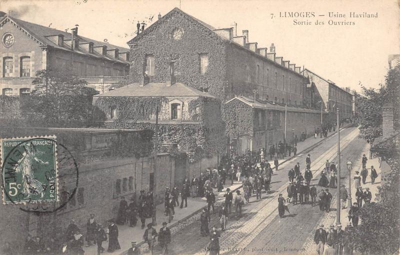 Carte postale ancienne Limoges - Usine Haviland - Sortie Des Ouvriers à Limoges