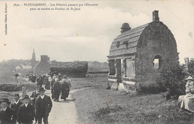 Carte postale ancienne Plougasnou - Les Pelerins Passent Par L'Oratoire Pour Se Rendre Au Pardon à Plougasnou