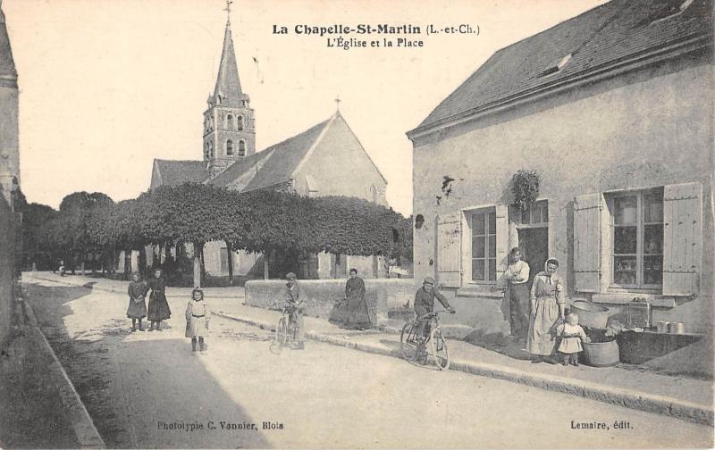 Carte postale ancienne La Chapelle Saint Martin - L'Eglise Et La Place