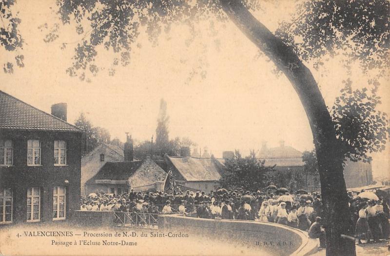 Carte postale ancienne Valenciennes - Procession De N.d.du Saint Cordon - Passage A L'Ecluse Not à Valenciennes