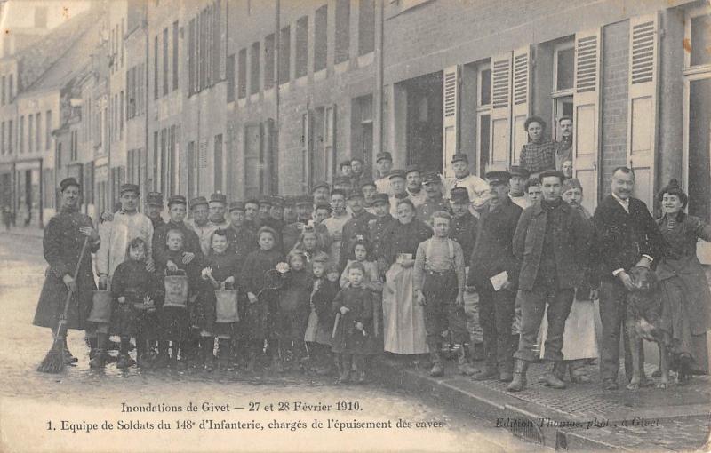 Carte postale ancienne Inondations De Givet 1910 - Equipe De Soldats Du 148e D'Infanterie - Char à Givet