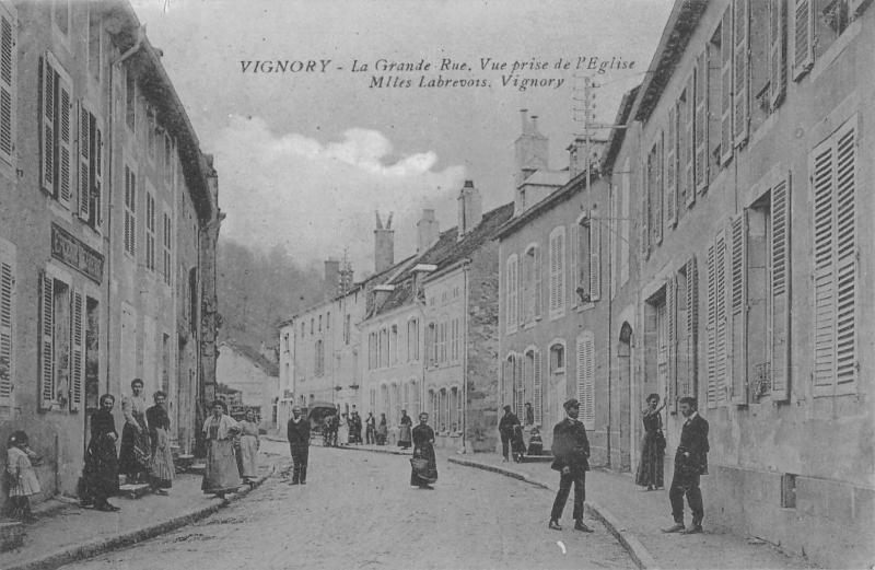 Carte postale ancienne Vignory - La Grande Rue - Vue Prise De L'Eglise à Vignory