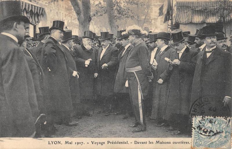 Carte postale ancienne Lyon - Mais 1907 - Voyage Presidentiel - Devant Les Maisons Ouvrieres à Lyon