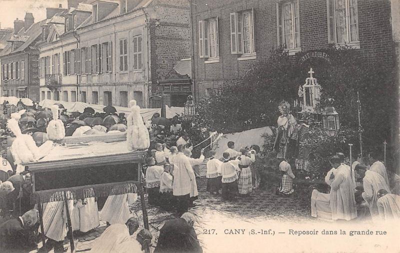 Carte postale ancienne Cany - Reposoir Dans La Grande Rue
