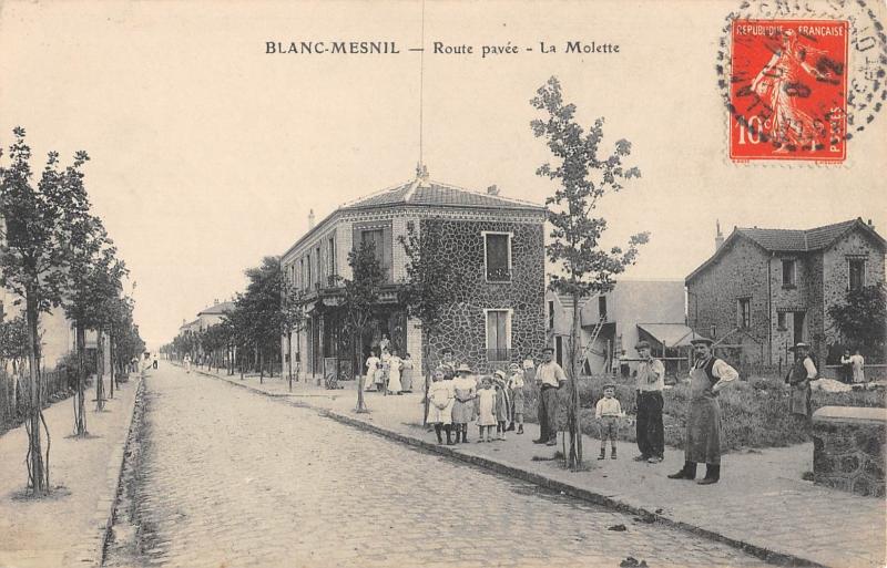 Carte postale ancienne Blanc Mesnil - Route Pavee - La Molette
