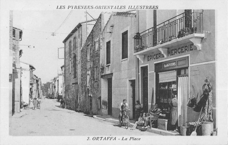 Carte postale ancienne Ortaffa - La Place - Epicerie Mercerie Houms à Ortaffa