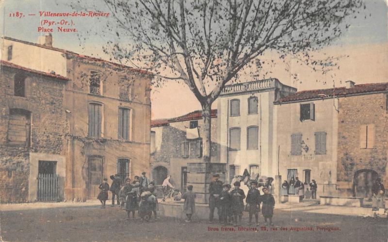 Carte postale ancienne Villeneuve De La Riviere - Place Neuve