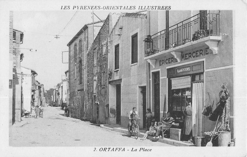 Carte postale ancienne Ortaffa - La Place - Epicerie Mercerie Houms à Ortaffa