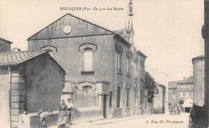 Carte postale ancienne Fourques - La Mairie à Fourques