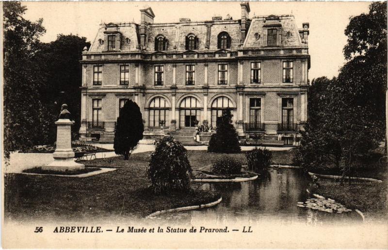 Carte postale ancienne Abbeville le Musee Statue de Prarond à Abbeville