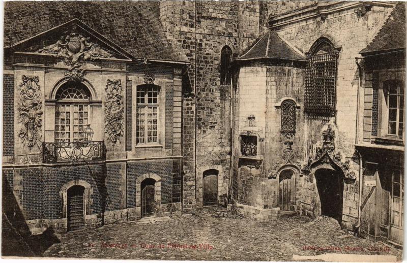 Carte postale ancienne Abbeville Cour de l'Hotel de Ville à Abbeville
