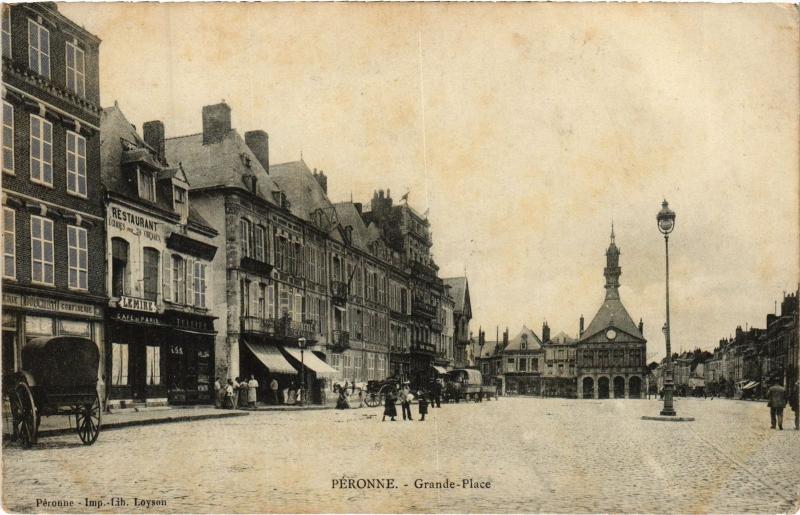 Carte postale ancienne Peronne Grande Place