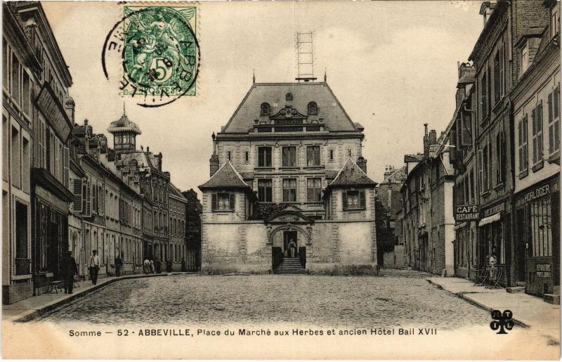 Carte postale ancienne Abbeville Place du Marche aux Herbes à Abbeville