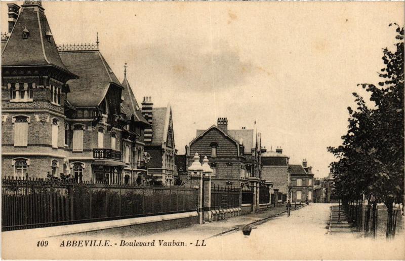 Carte postale ancienne Abbeville Boulevard Vauban à Abbeville