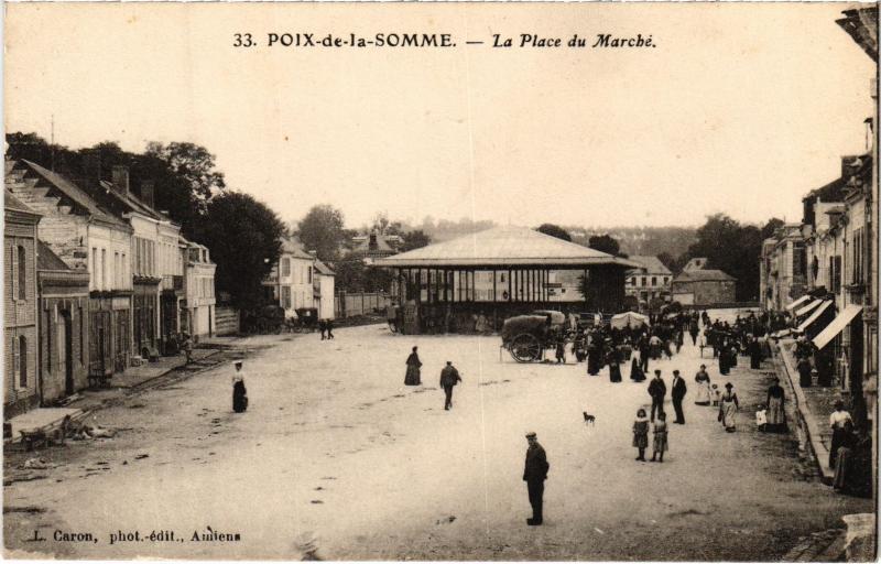 Carte postale ancienne Poix de la Somme Place du Marche