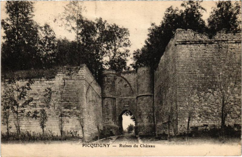 Carte postale ancienne Picquigny Ruines du Chateau à Picquigny